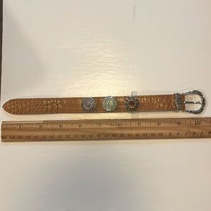 Gingersnap leather buckle bracket with 3 snaps.  Also includes 4 extra snaps